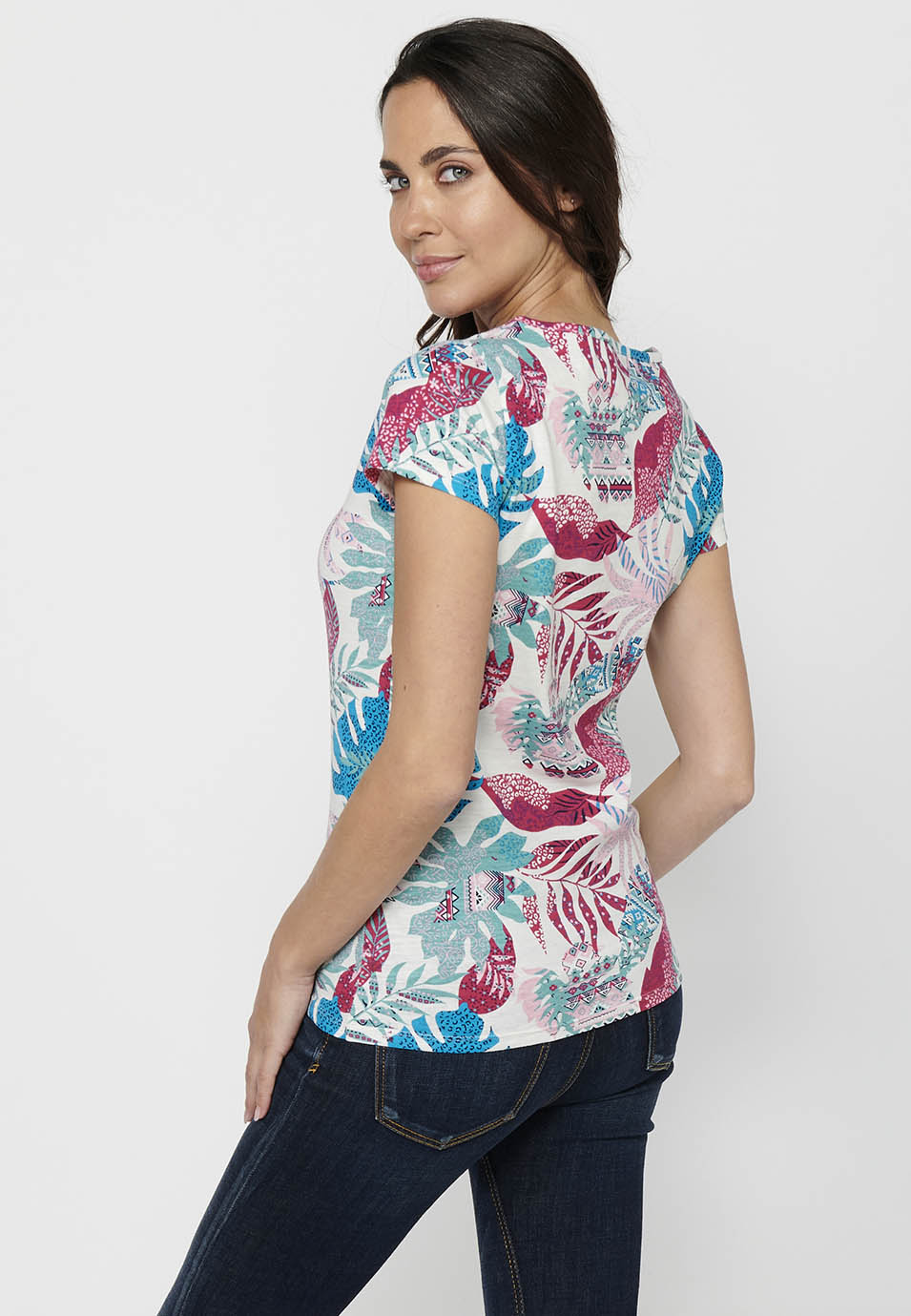 Camiseta de manga corta de algodón con escote pico con botones y estampado tropical de multicolor para mujer | moda actual