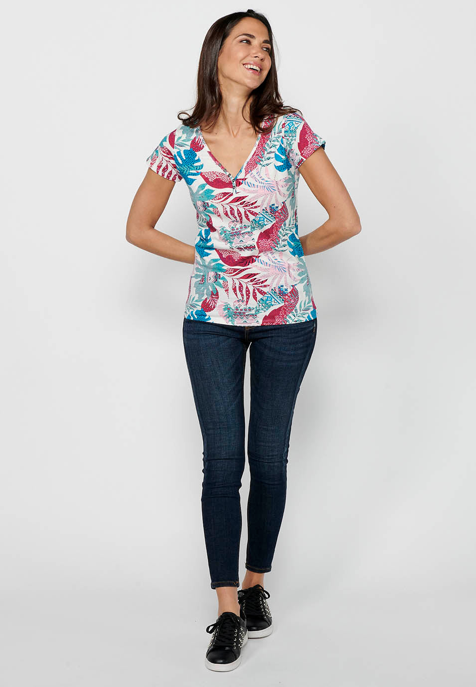 Camiseta de manga corta de algodón con escote pico con botones y estampado tropical de multicolor para mujer | moda actual