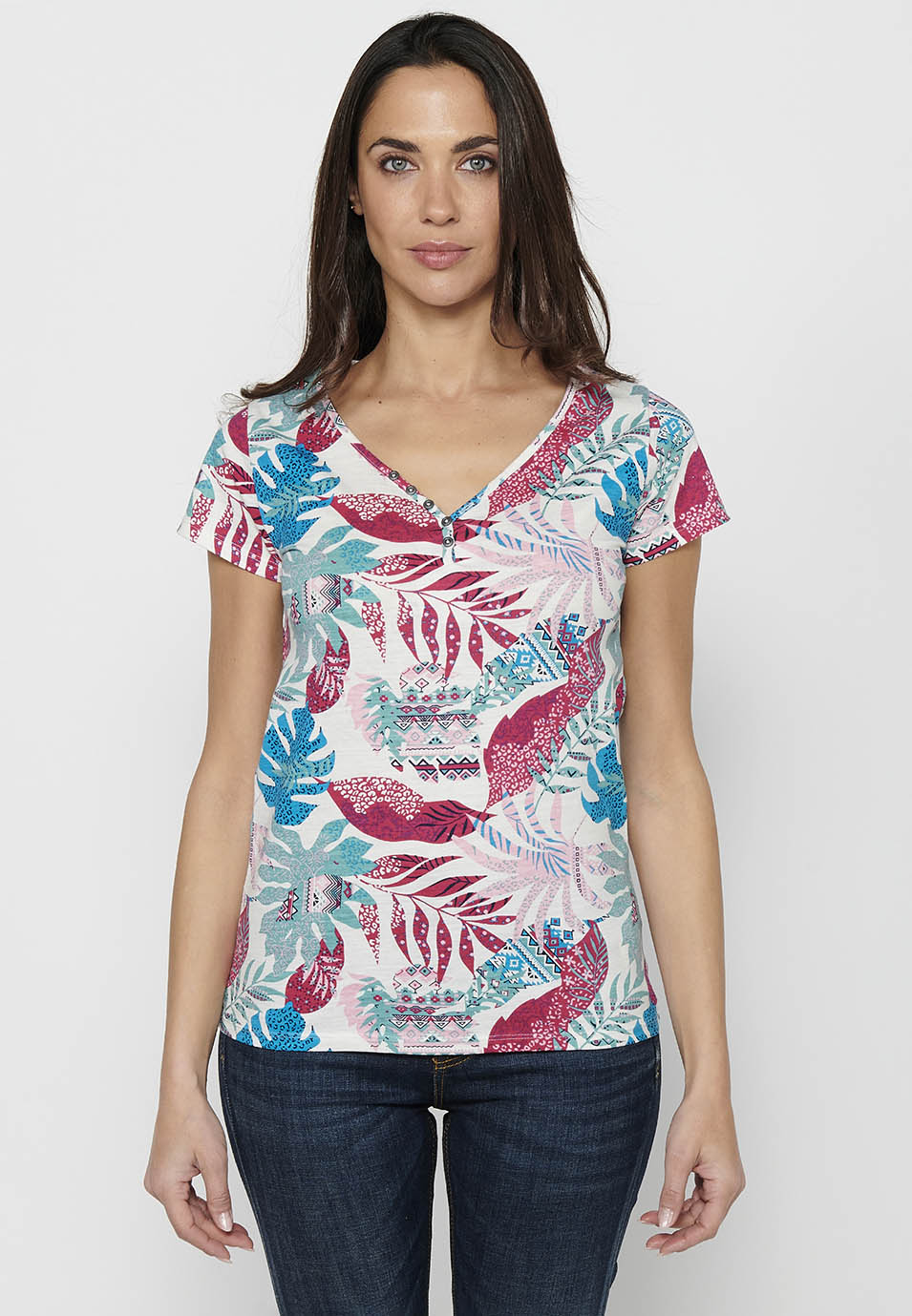 Camiseta de manga corta de algodón con escote pico con botones y estampado tropical de multicolor para mujer | moda actual