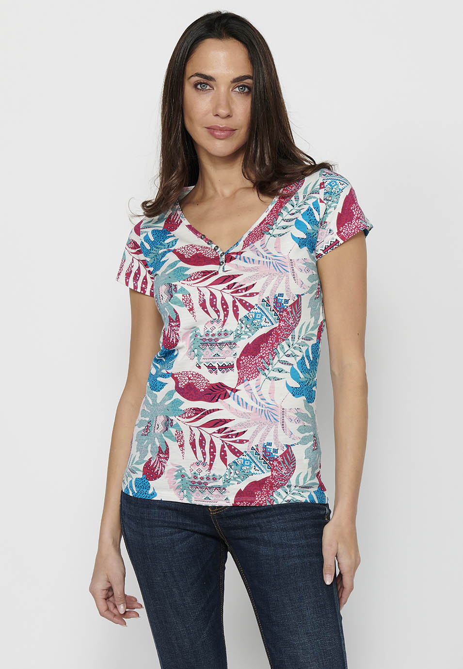 Camiseta de manga corta de algodón con escote pico con botones y estampado tropical de multicolor para mujer | moda actual
