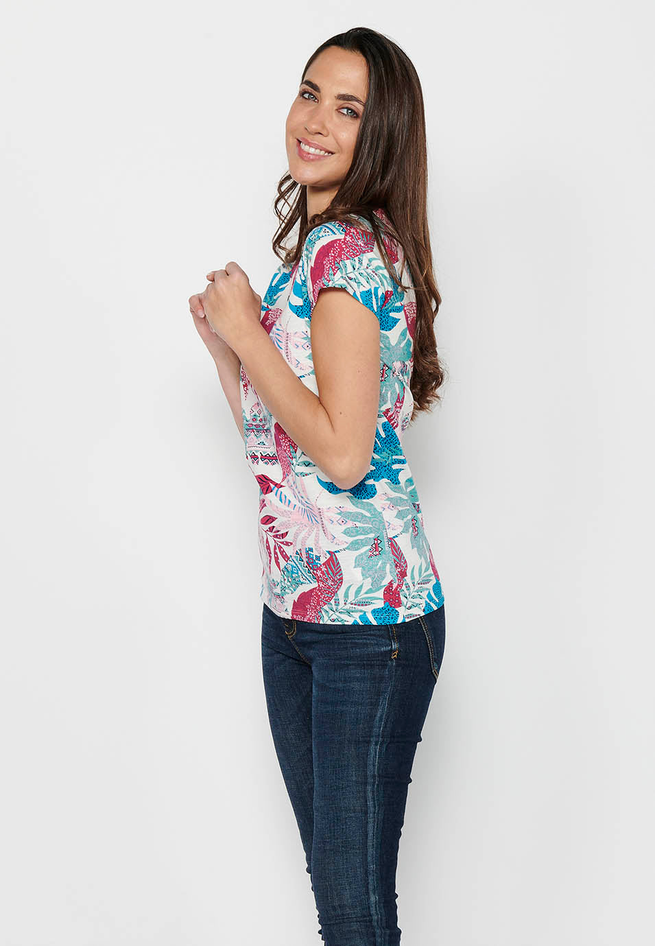 Camiseta de manga corta de algodón con escote pico con botones y estampado tropical de multicolor para mujer | moda actual