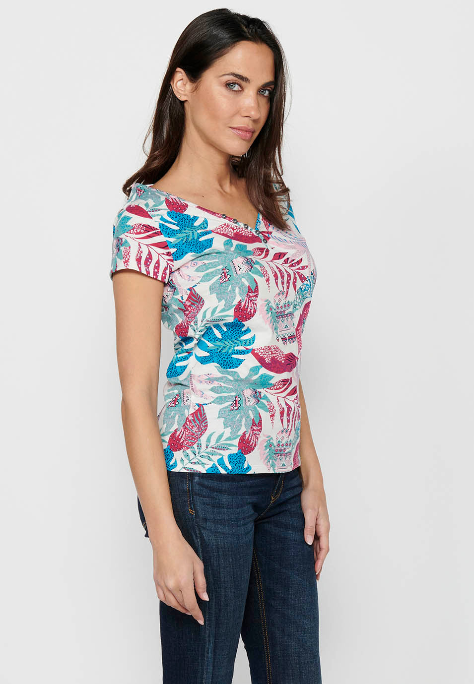 Camiseta de manga corta de algodón con escote pico con botones y estampado tropical de multicolor para mujer | moda actual