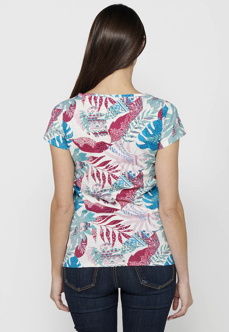 Camiseta de manga corta de algodón con escote pico con botones y estampado tropical de multicolor para mujer | moda actual