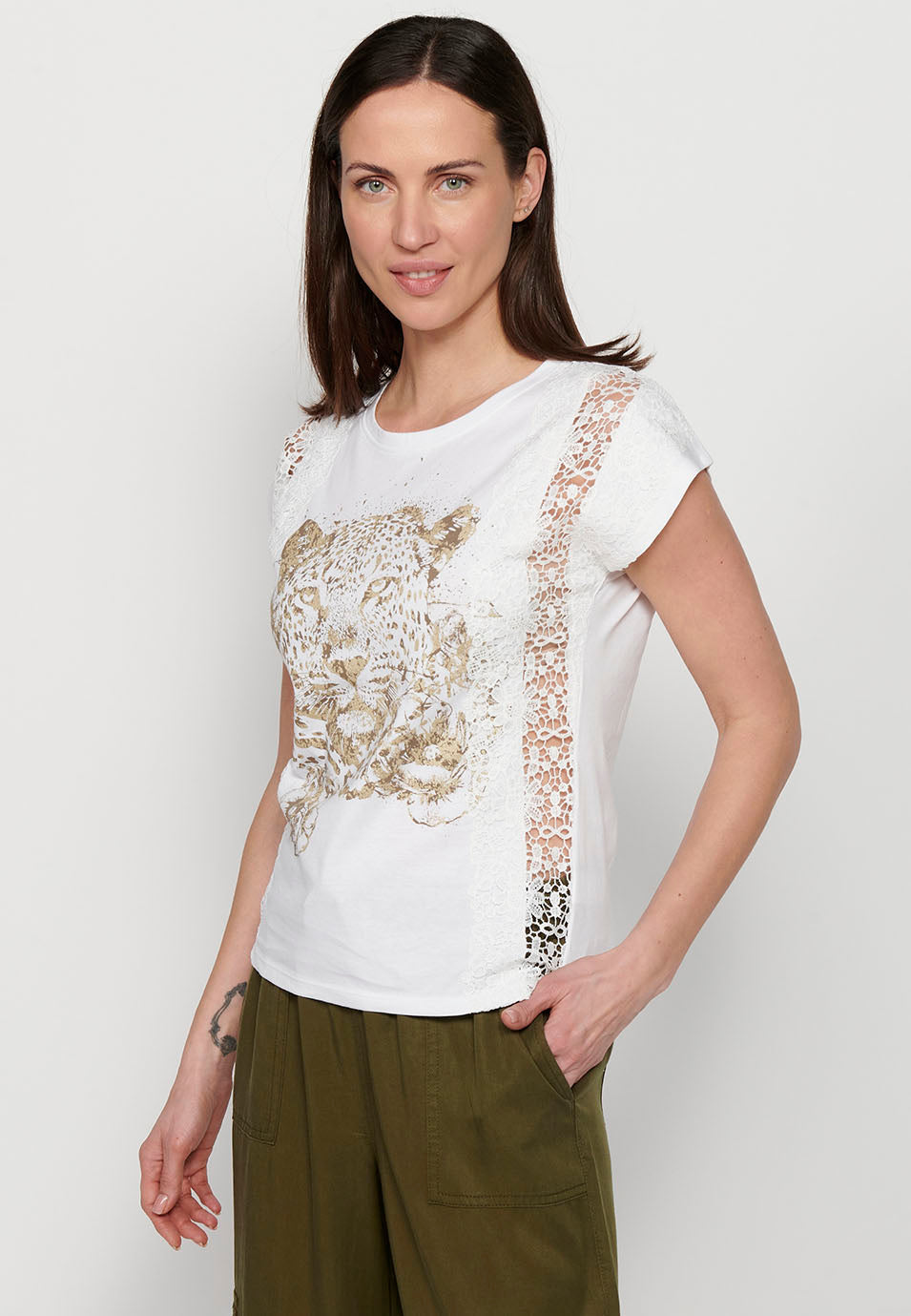 Camiseta de manga corta con detalle de blonda y estampado delantero, para mujer | moda actual