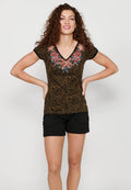 Camiseta de manga corta de algodón con cuello pico y estampado floral con detalles bordados de coral para mujer | moda actual