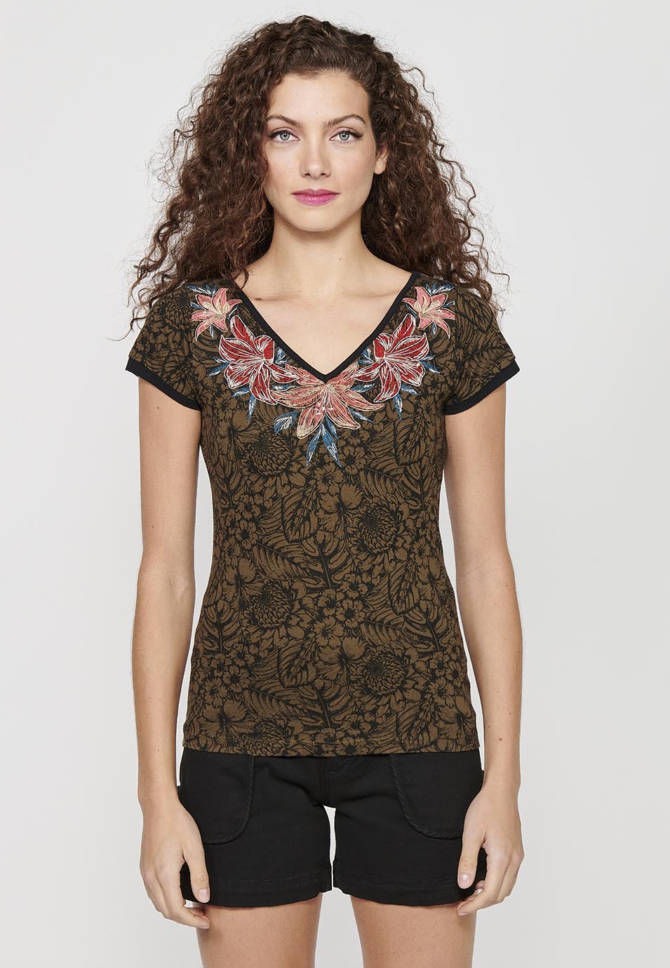 Camiseta de manga corta de algodón con cuello pico y estampado floral con detalles bordados de coral para mujer | moda actual