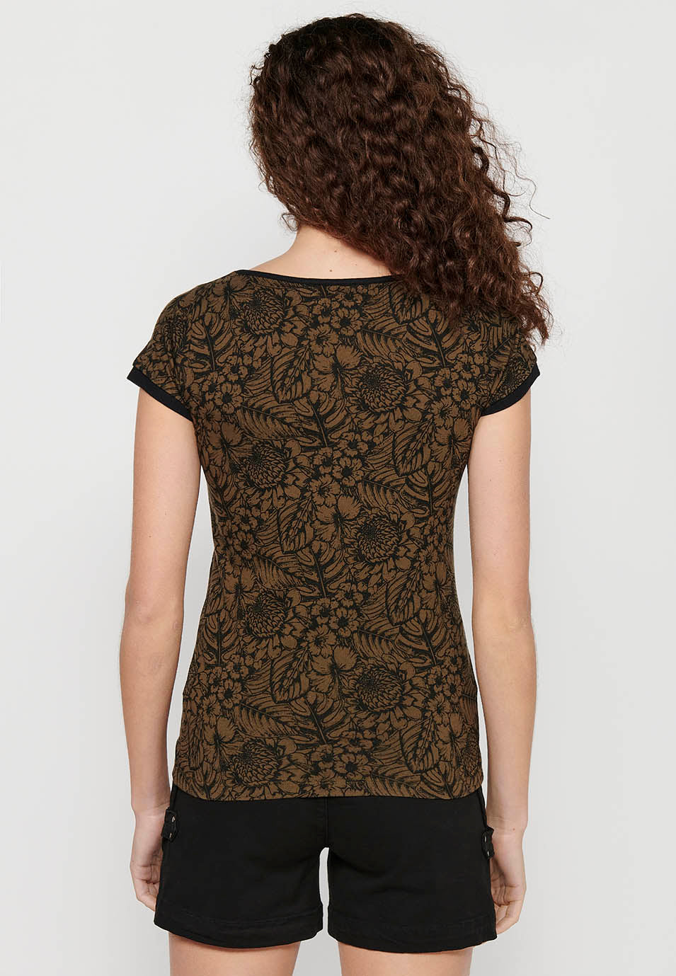 Camiseta de manga corta de algodón con cuello pico y estampado floral con detalles bordados de coral para mujer | moda actual