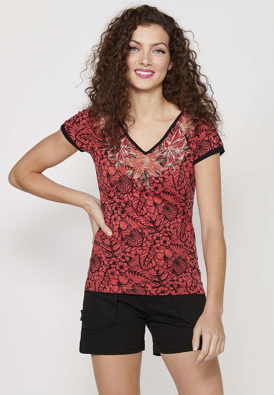 Camiseta de manga corta de algodón con cuello pico y estampado floral con detalles bordados de coral para mujer | moda actual