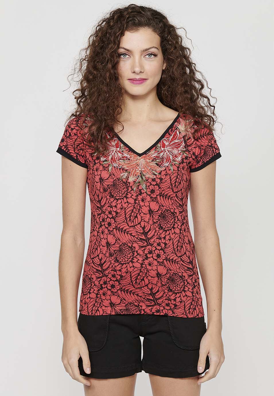 Camiseta de manga corta de algodón con cuello pico y estampado floral con detalles bordados de coral para mujer | moda actual