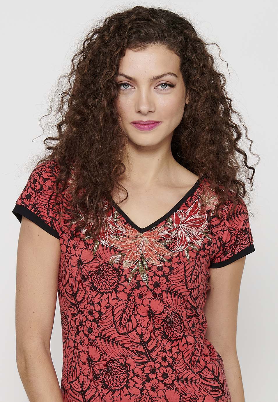 Camiseta de manga corta de algodón con cuello pico y estampado floral con detalles bordados de coral para mujer | moda actual