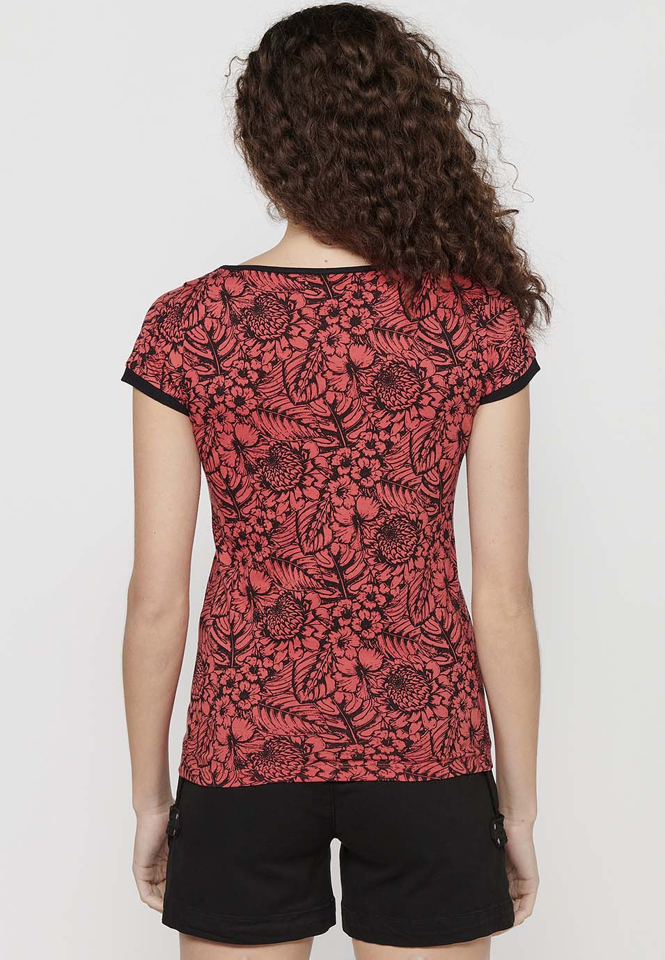 Camiseta de manga corta de algodón con cuello pico y estampado floral con detalles bordados de coral para mujer | moda actual