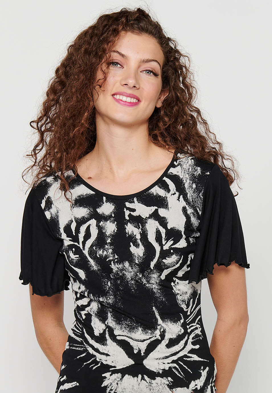 Camiseta top con mangas anchas y estampado delantero para mujer | moda actual