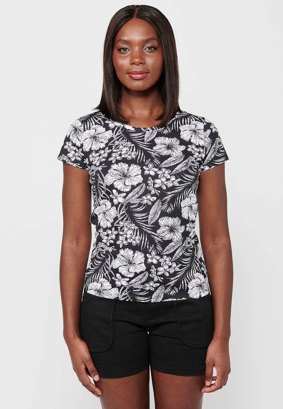 Camiseta de manga corta de algodón con escote de pico y estampado florales para mujer | moda actual