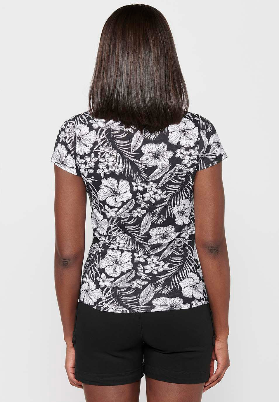 Camiseta de manga corta de algodón con escote de pico y estampado florales para mujer | moda actual
