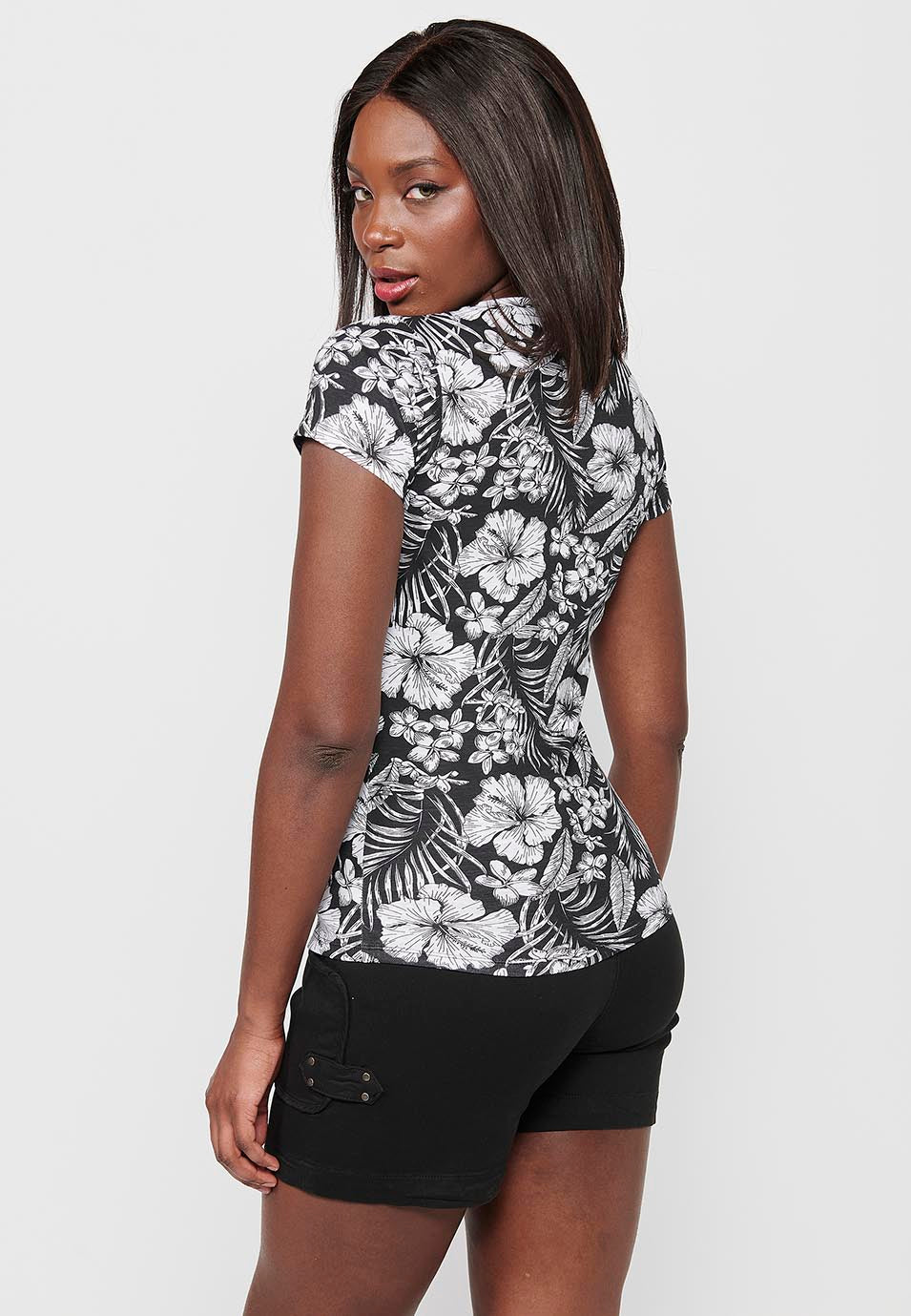 Camiseta de manga corta de algodón con escote de pico y estampado florales para mujer | moda actual