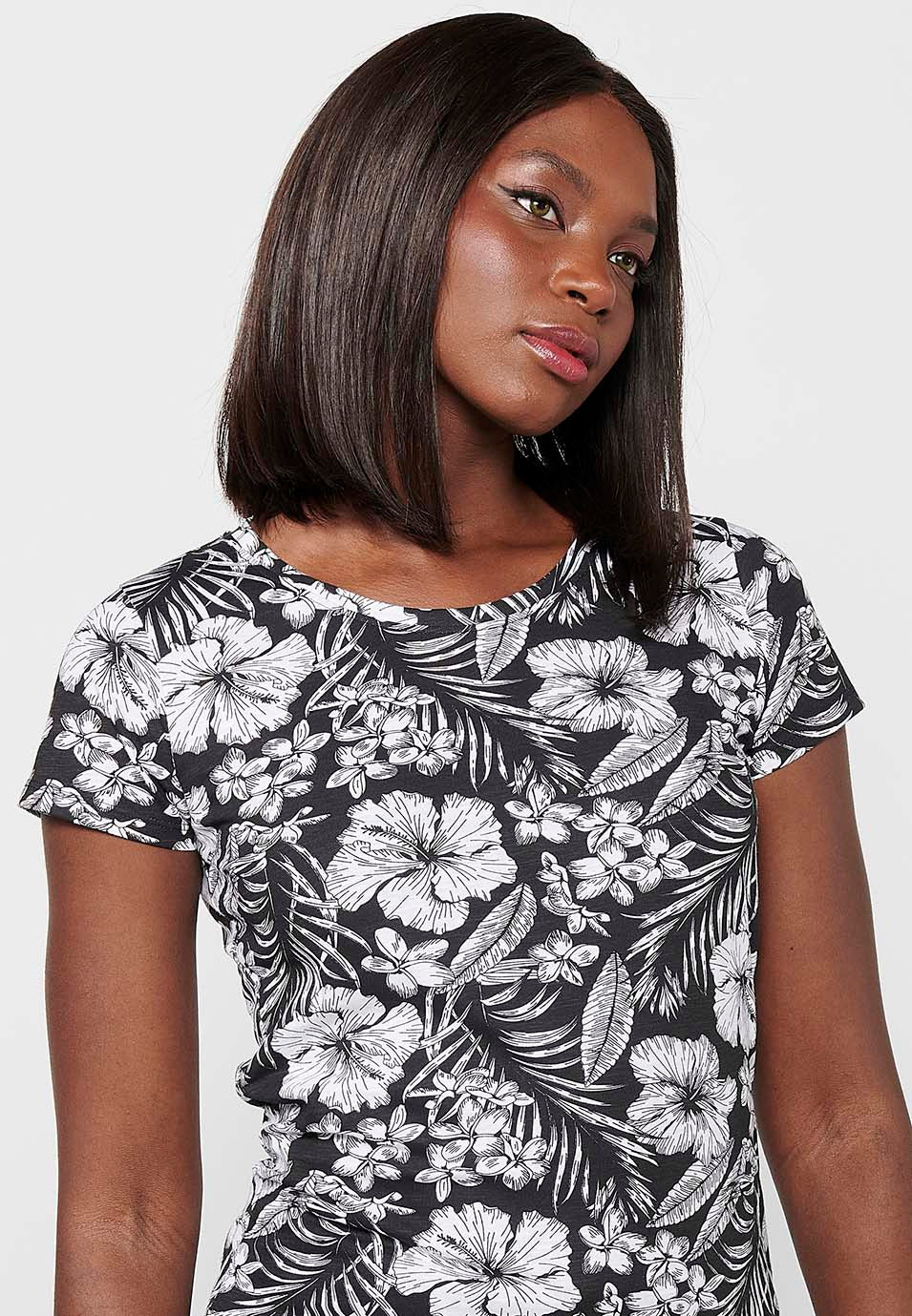 Camiseta de manga corta de algodón con escote de pico y estampado florales para mujer | moda actual