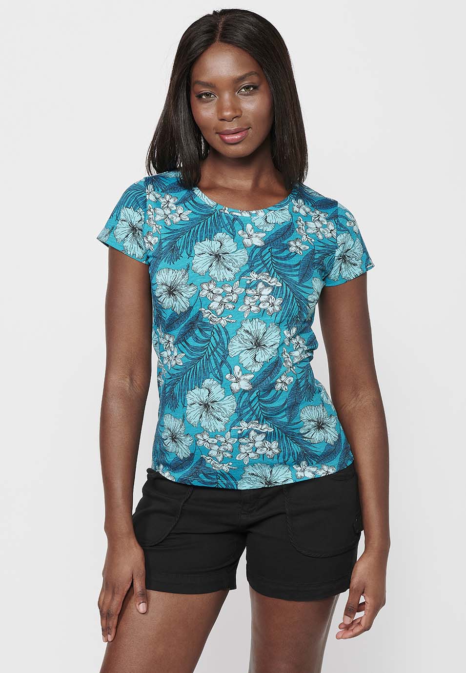 Camiseta de manga corta de algodón con escote de pico y estampado florales para mujer | moda actual