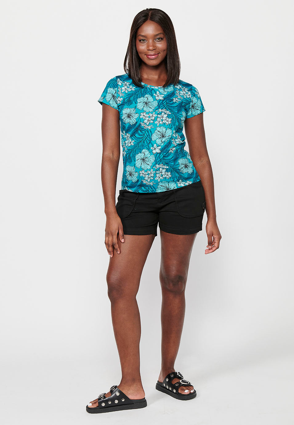 Camiseta de manga corta de algodón con escote de pico y estampado florales para mujer | moda actual