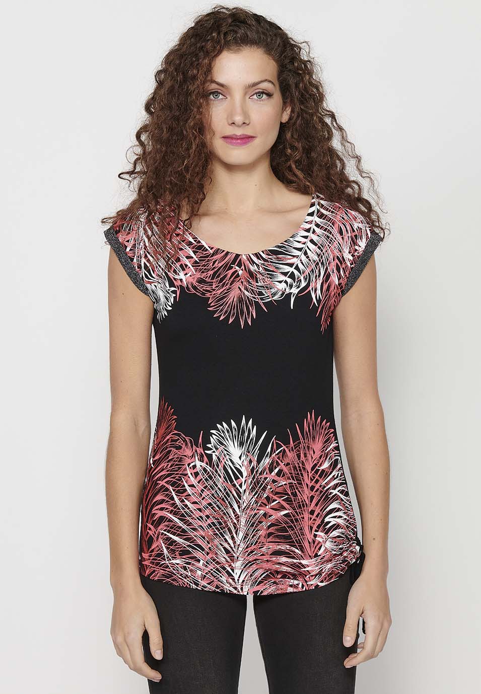 Camiseta con maga corta con cuello barca y acabado con un lado ajustable con cordón y estampado delantero para mujer | moda actual