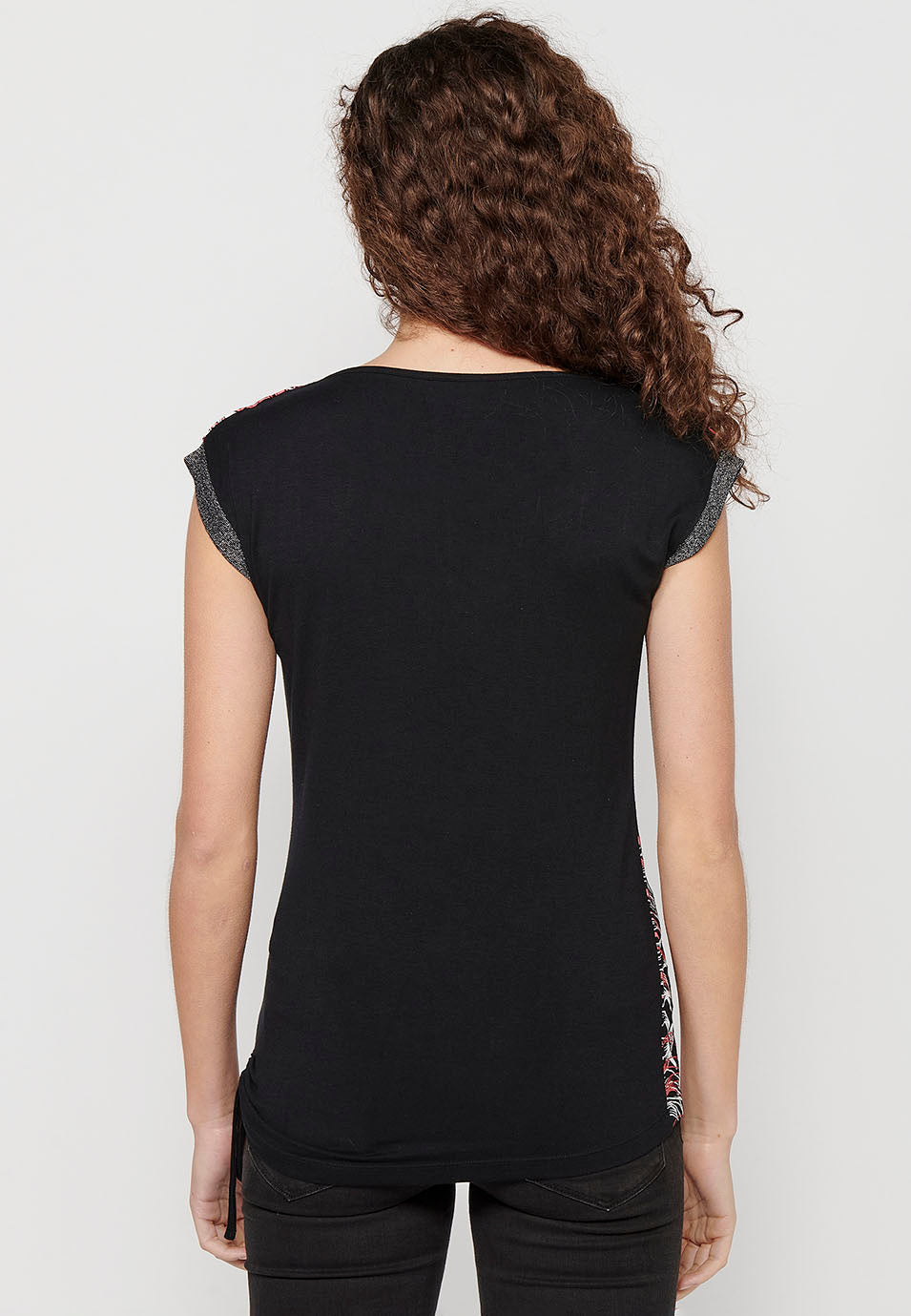 Camiseta con maga corta con cuello barca y acabado con un lado ajustable con cordón y estampado delantero para mujer | moda actual