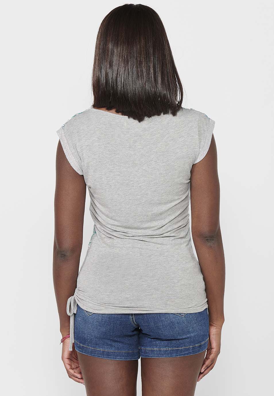Camiseta con maga corta con cuello barca y acabado con un lado ajustable con cordón y estampado delantero para mujer | moda actual