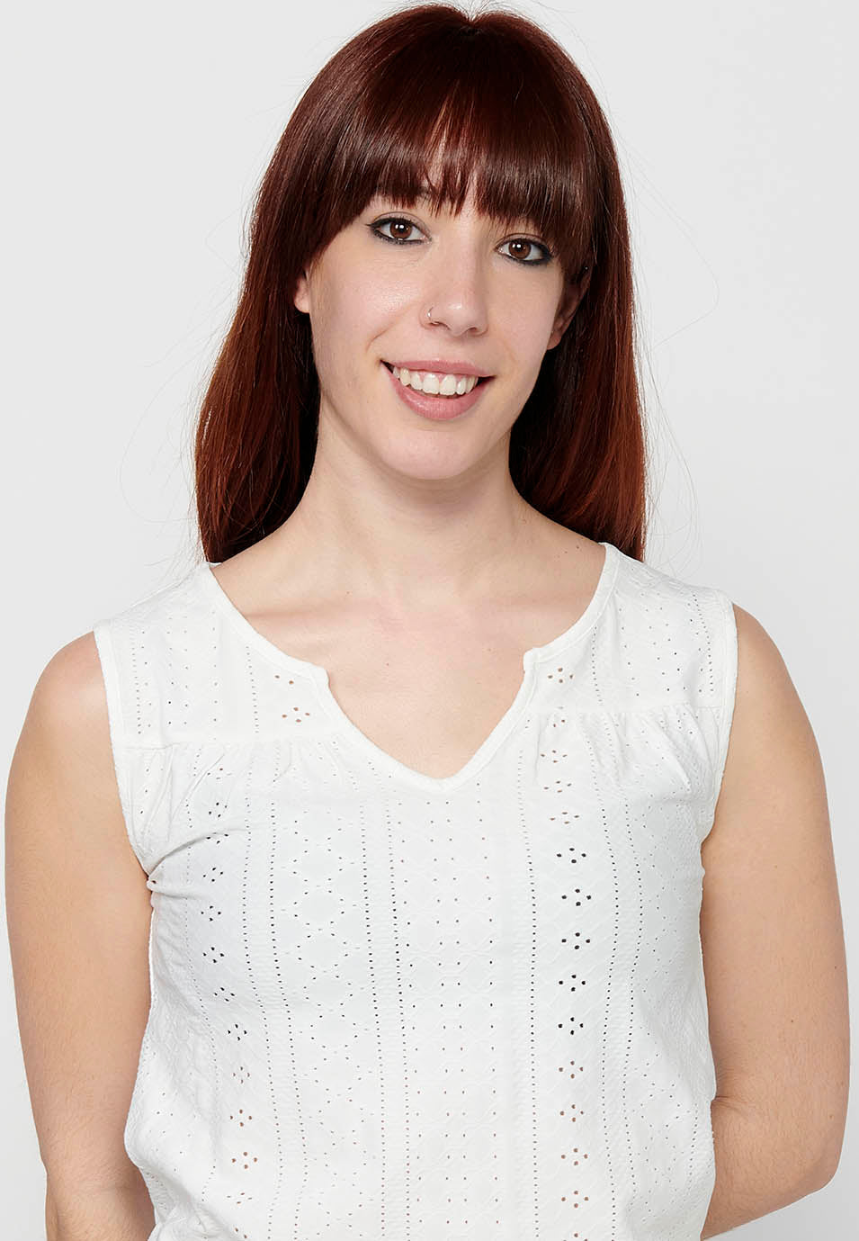 Camiseta sin mangas, cuello redondo con abertura para mujer | moda actual