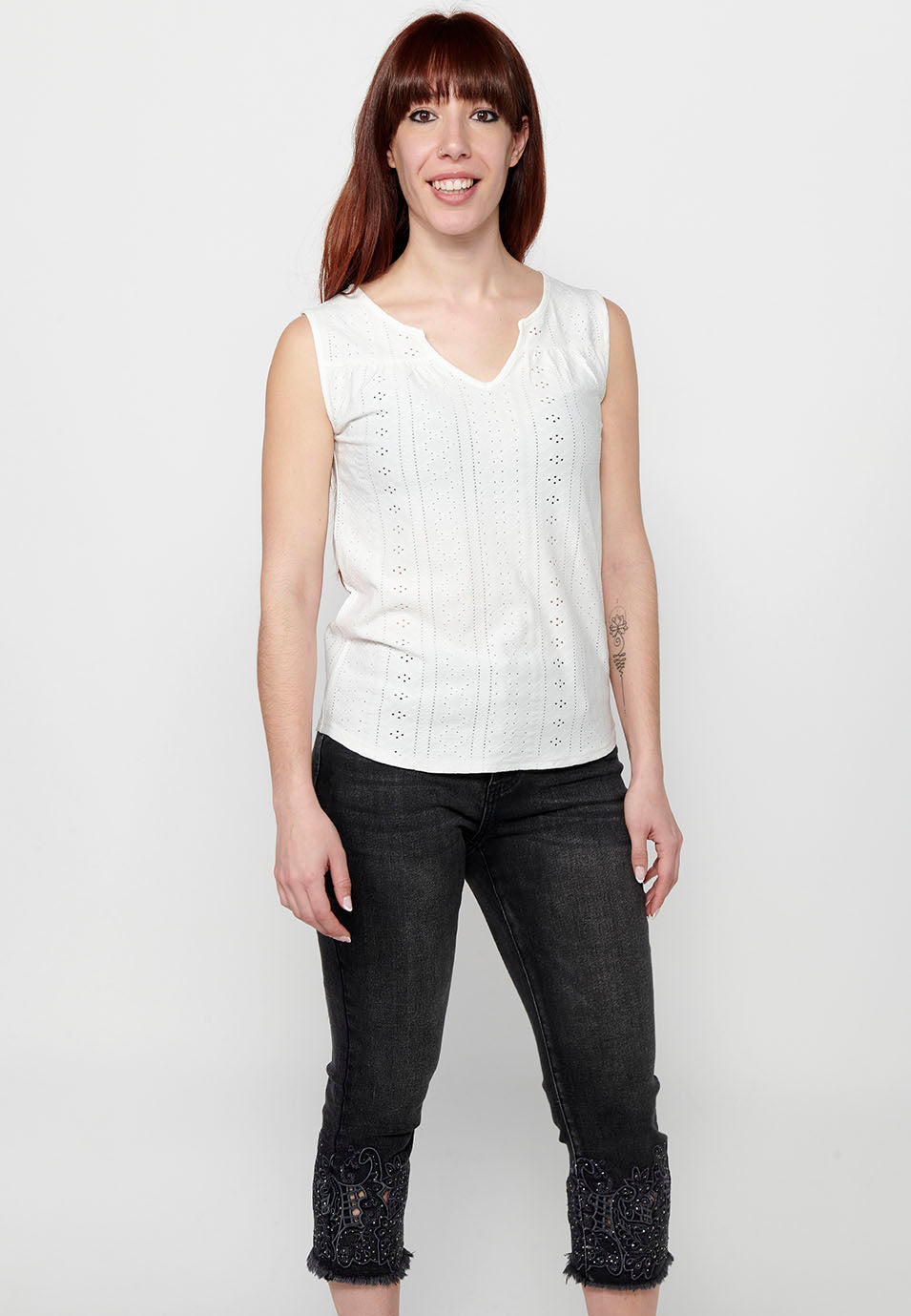 Camiseta sin mangas, cuello redondo con abertura para mujer | moda actual