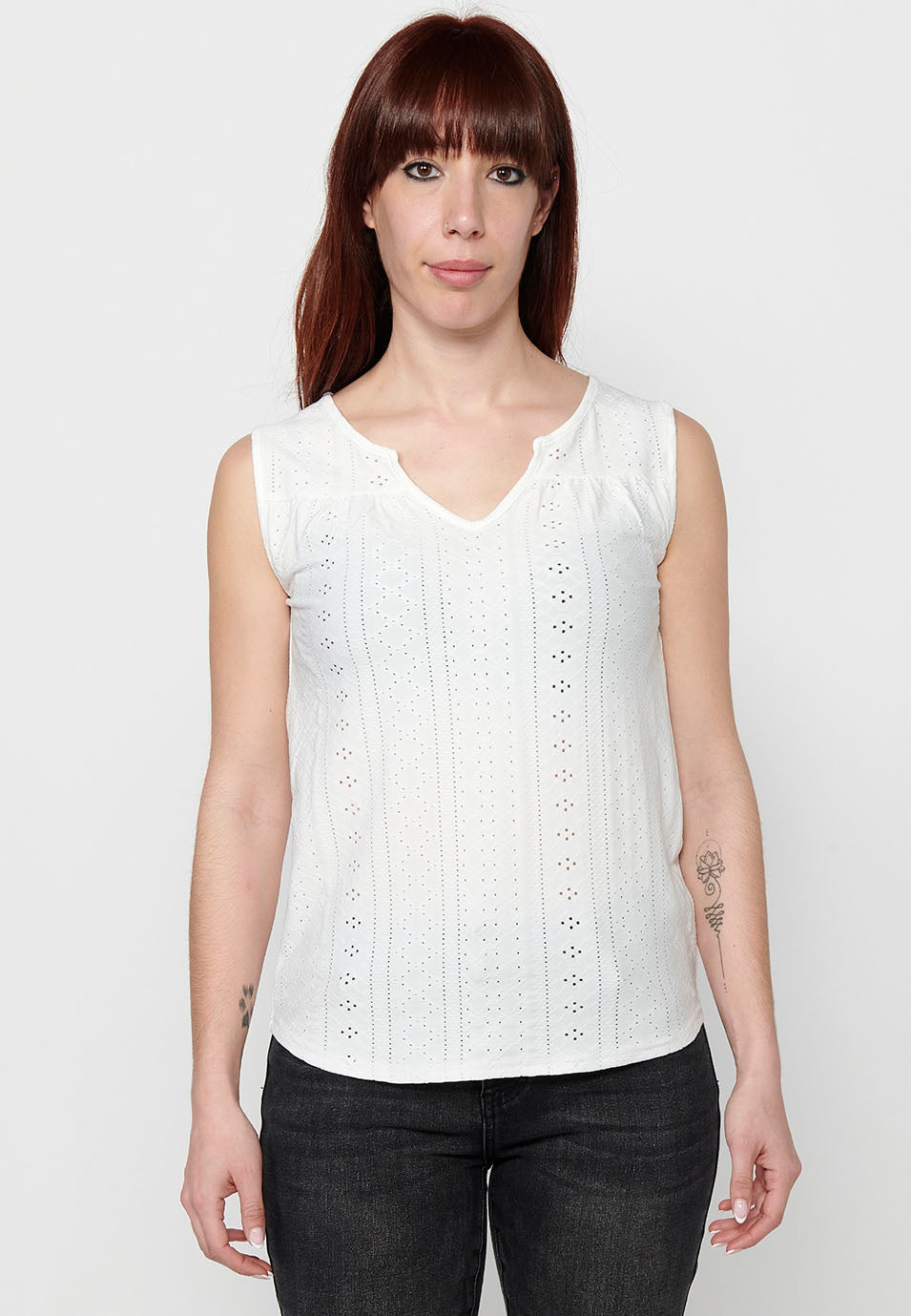 Camiseta sin mangas, cuello redondo con abertura para mujer | moda actual