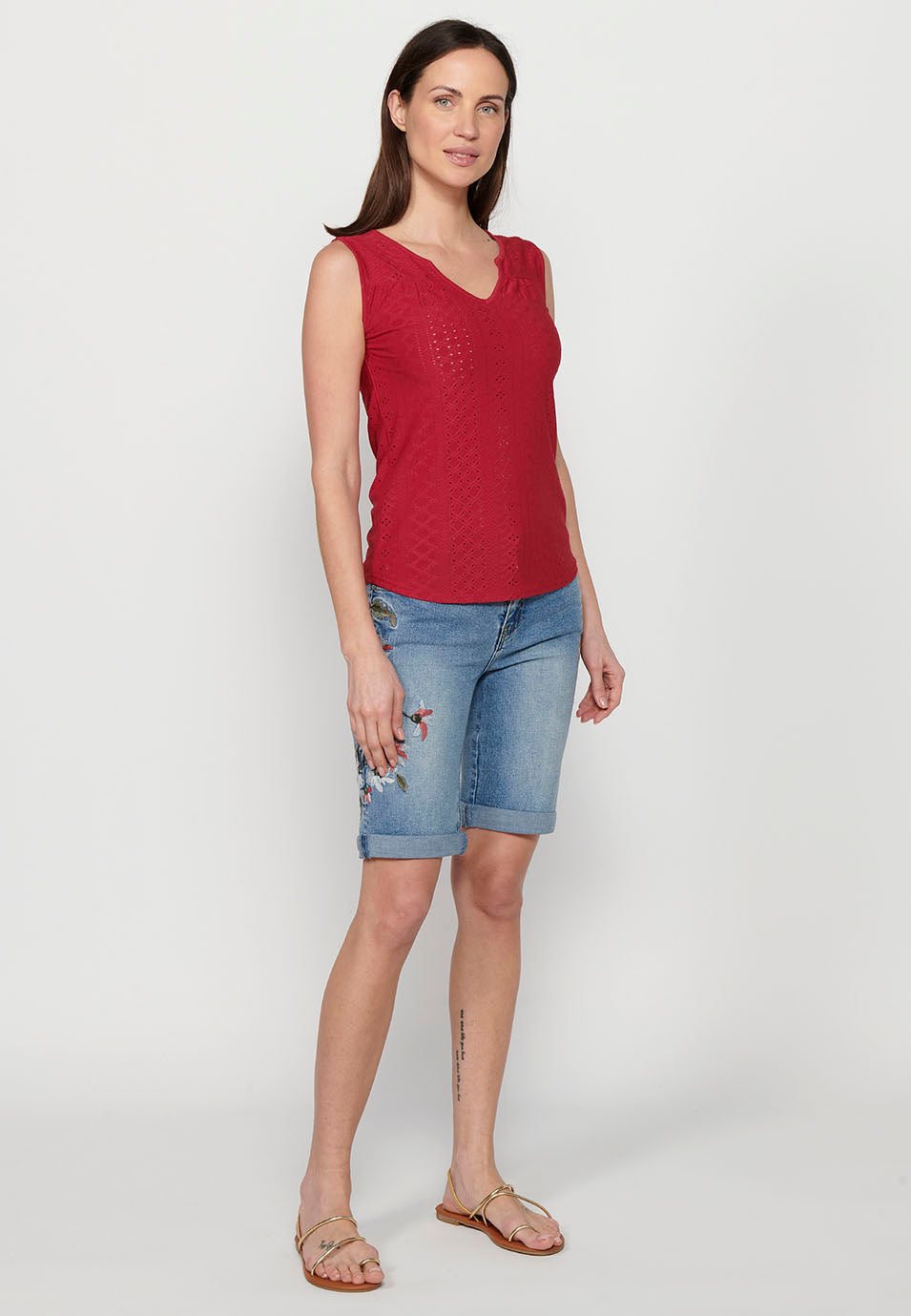 Camiseta sin mangas, cuello redondo con abertura para mujer | moda actual