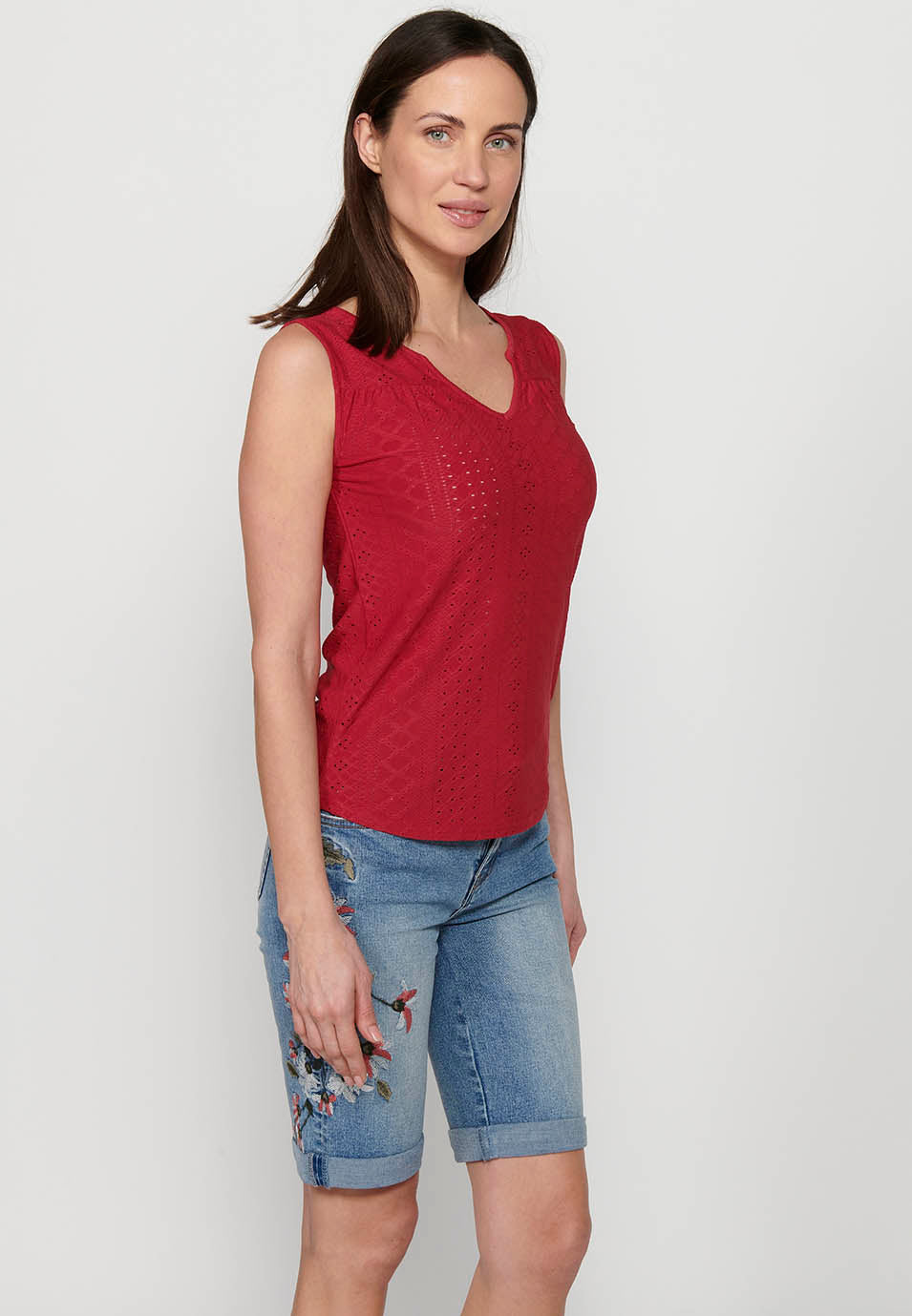 Camiseta sin mangas, cuello redondo con abertura para mujer | moda actual