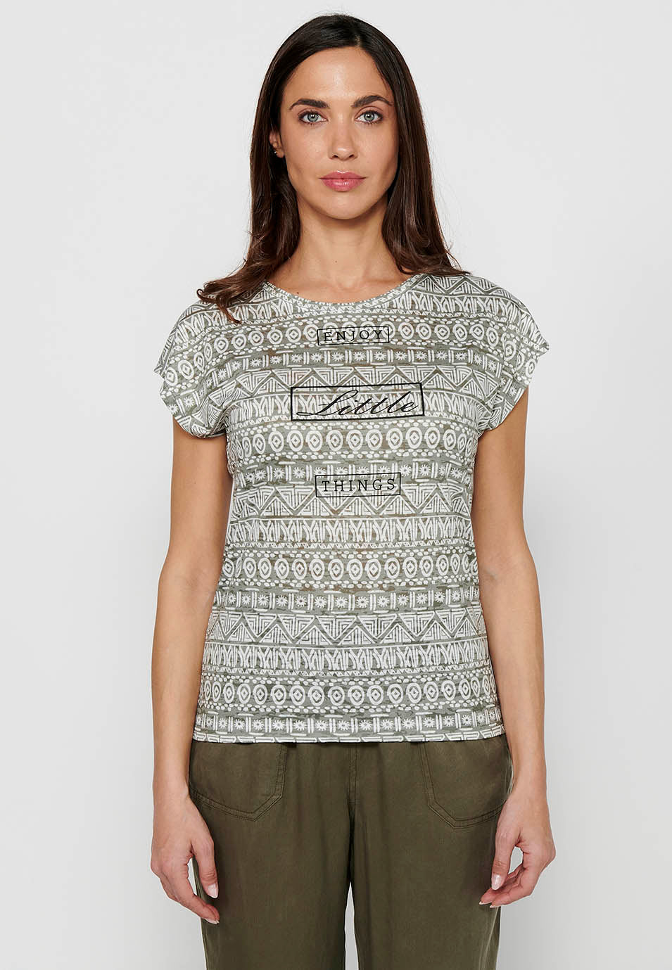 Camiseta de manga corta con cuello redondo y tela estampada para mujer | moda actual