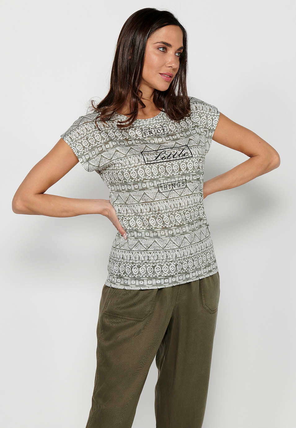 Camiseta de manga corta con cuello redondo y tela estampada para mujer | moda actual