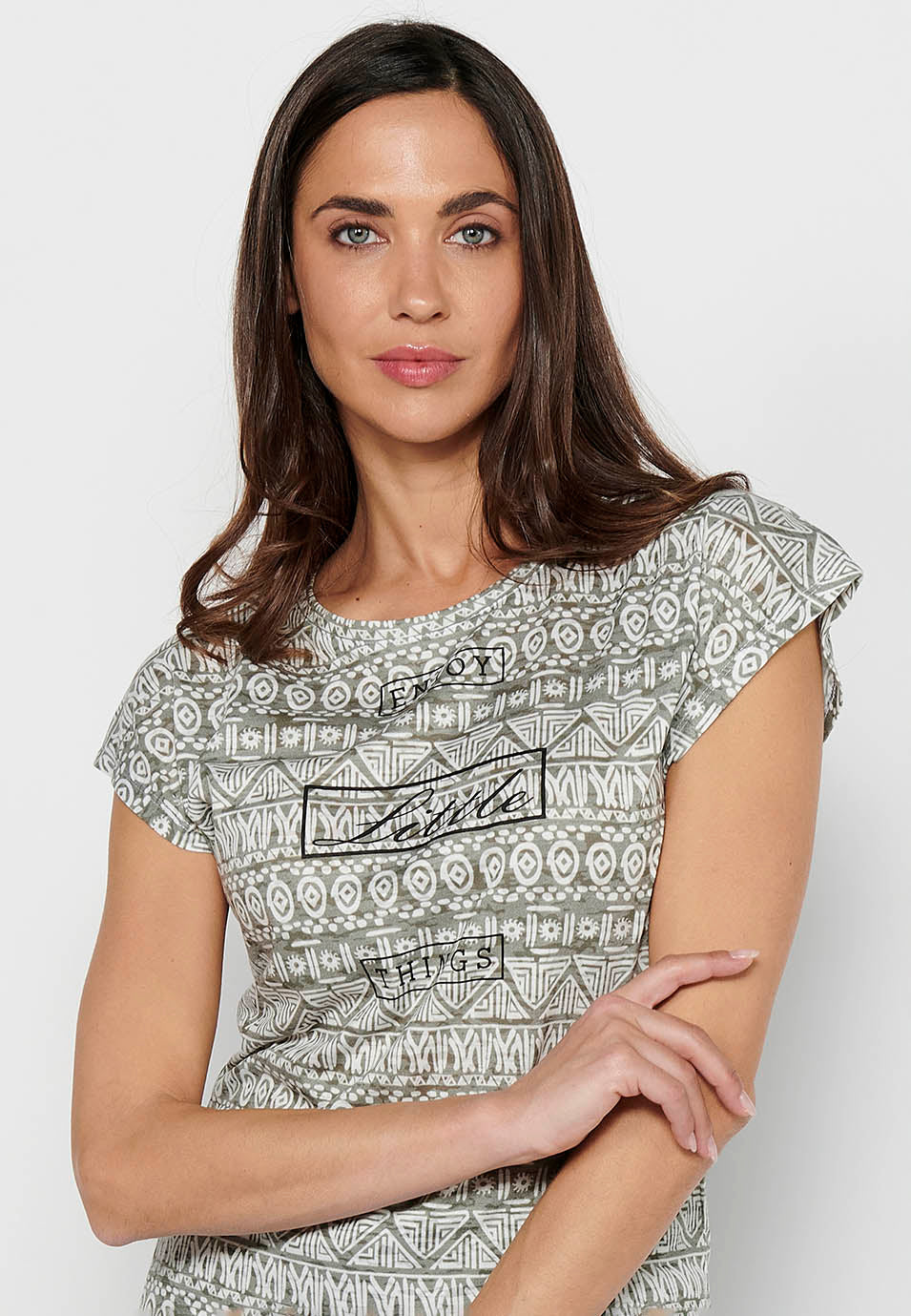 Camiseta de manga corta con cuello redondo y tela estampada para mujer | moda actual