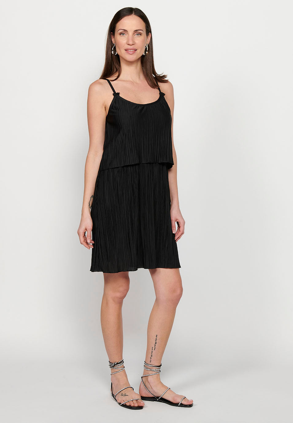 Vestido corto de tirantes con tela plisada y corte en la cintura engomada en capa para mujer | moda actual