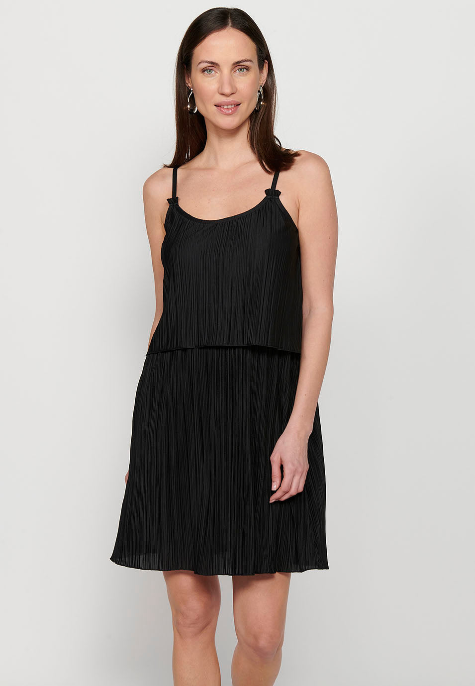 Vestido corto de tirantes con tela plisada y corte en la cintura engomada en capa para mujer | moda actual