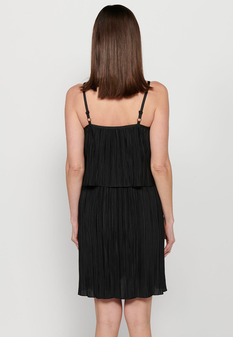 Vestido corto de tirantes con tela plisada y corte en la cintura engomada en capa para mujer | moda actual