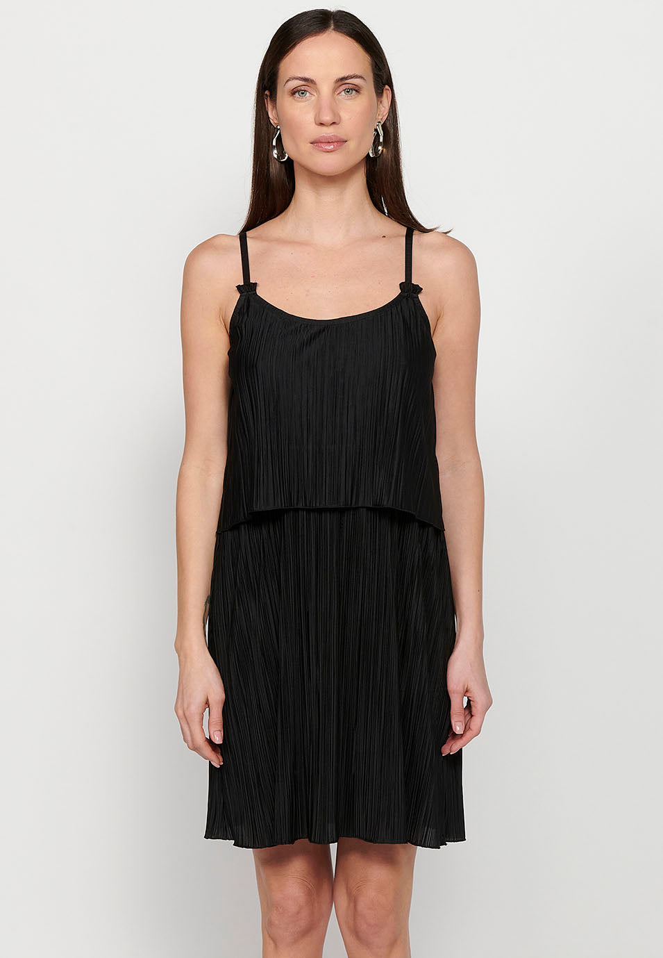 Vestido corto de tirantes con tela plisada y corte en la cintura engomada en capa para mujer | moda actual