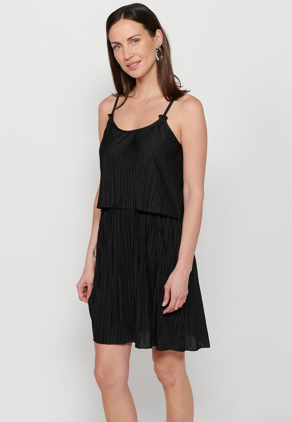 Vestido corto de tirantes con tela plisada y corte en la cintura engomada en capa para mujer | moda actual