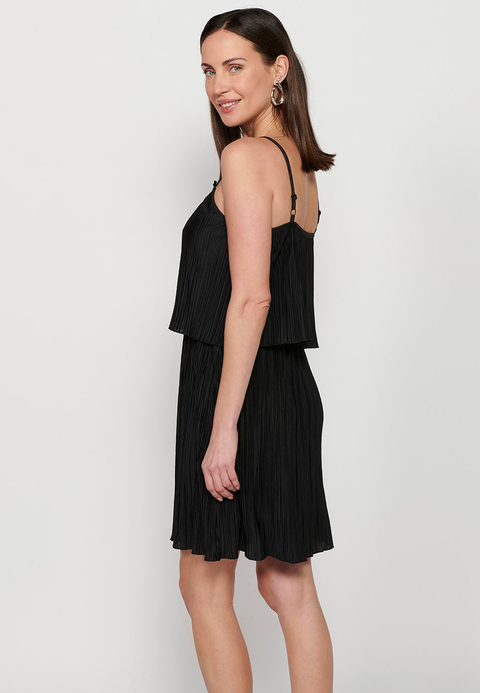 Vestido corto de tirantes con tela plisada y corte en la cintura engomada en capa para mujer | moda actual