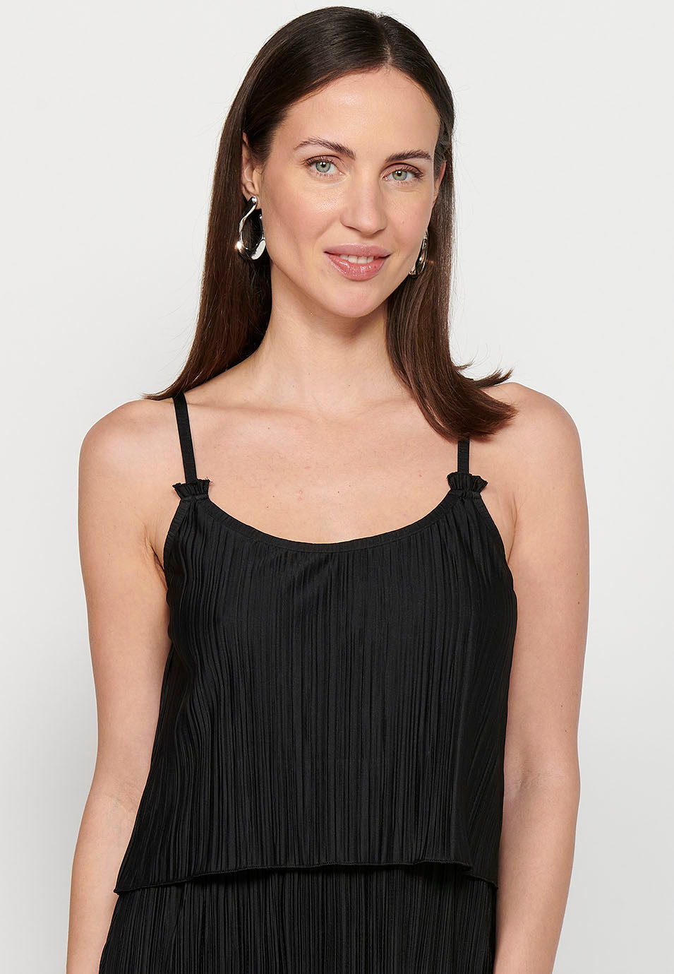 Vestido corto de tirantes con tela plisada y corte en la cintura engomada en capa para mujer | moda actual