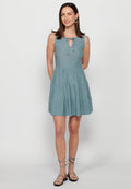 Vestido corto sin magas con tela texturizada y cuello redondo con abertura con cintura ajustada con goma para mujer | moda actual