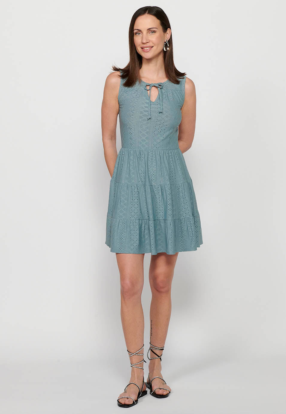 Vestido corto sin magas con tela texturizada y cuello redondo con abertura con cintura ajustada con goma para mujer | moda actual