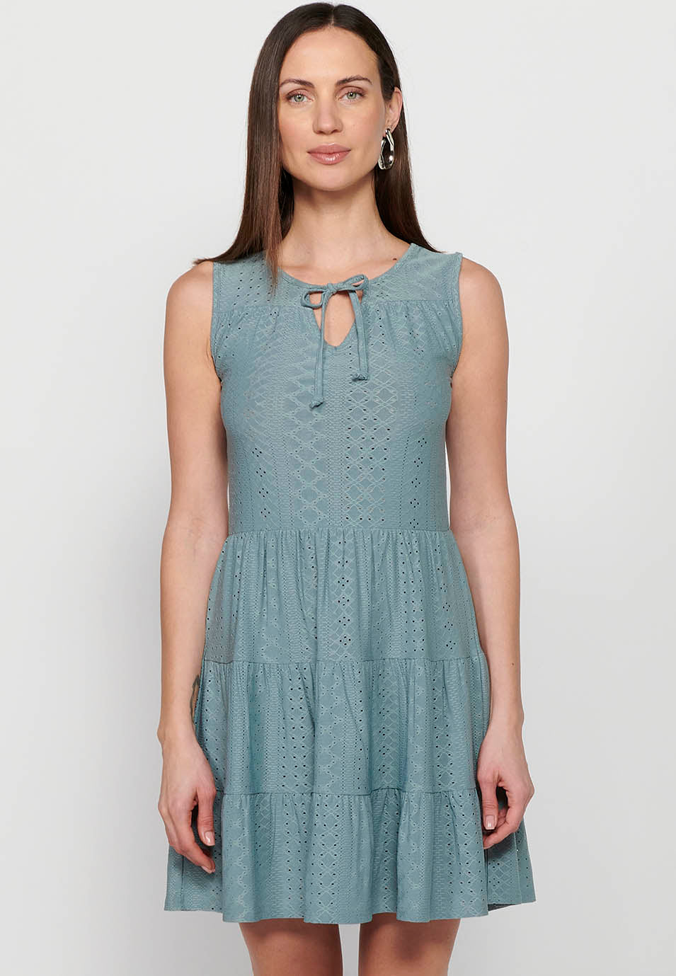 Vestido corto sin magas con tela texturizada y cuello redondo con abertura con cintura ajustada con goma para mujer | moda actual