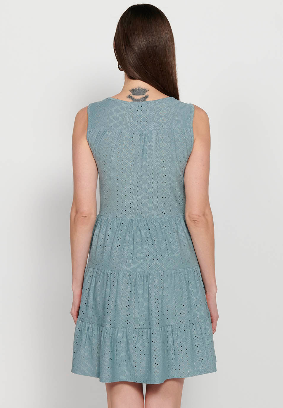 Vestido corto sin magas con tela texturizada y cuello redondo con abertura con cintura ajustada con goma para mujer | moda actual
