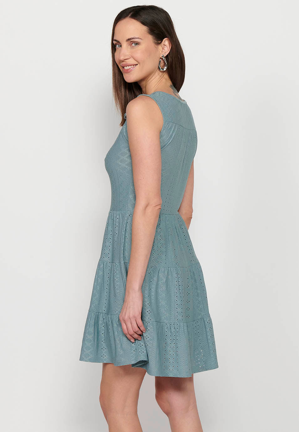 Vestido corto sin magas con tela texturizada y cuello redondo con abertura con cintura ajustada con goma para mujer | moda actual