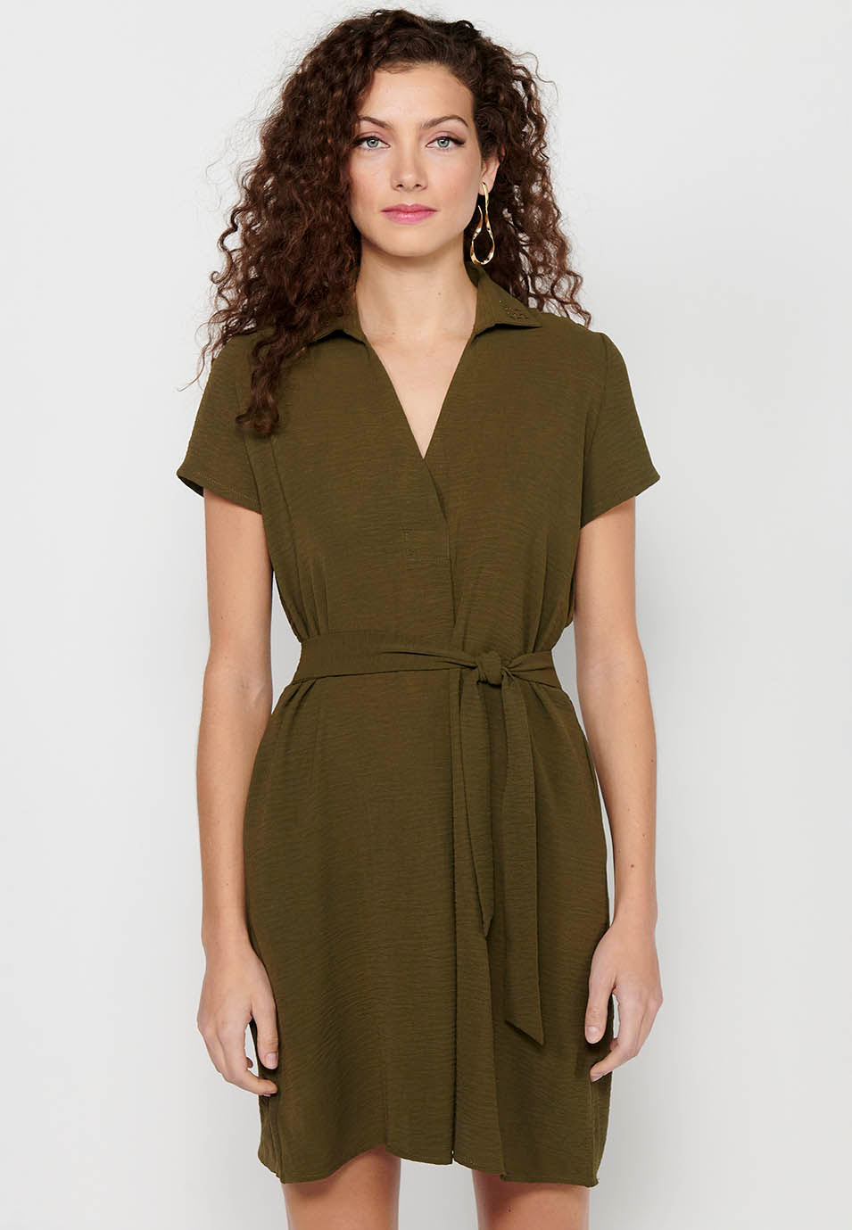 Vestido de manga corta con escote en pico y ajustado en la cintura para mujer | moda actual