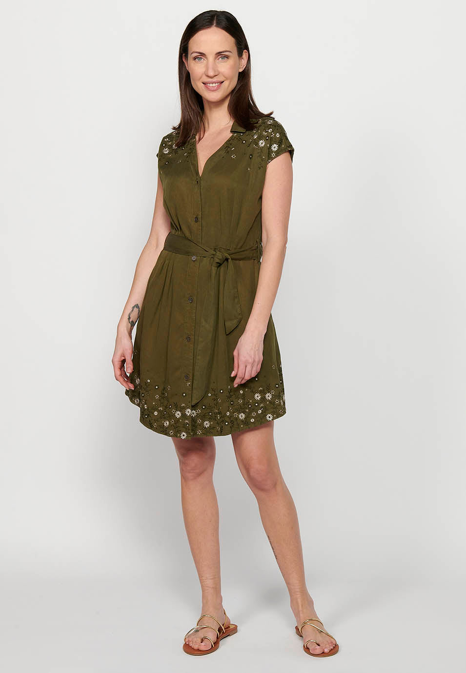 Vestido midi de manga corta con escote pico y cierre delantero con botones, ajustado en cintura con detalles bordados para mujer | moda actual