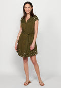 Vestido midi de manga corta con escote pico y cierre delantero con botones, ajustado en cintura con detalles bordados para mujer | moda actual