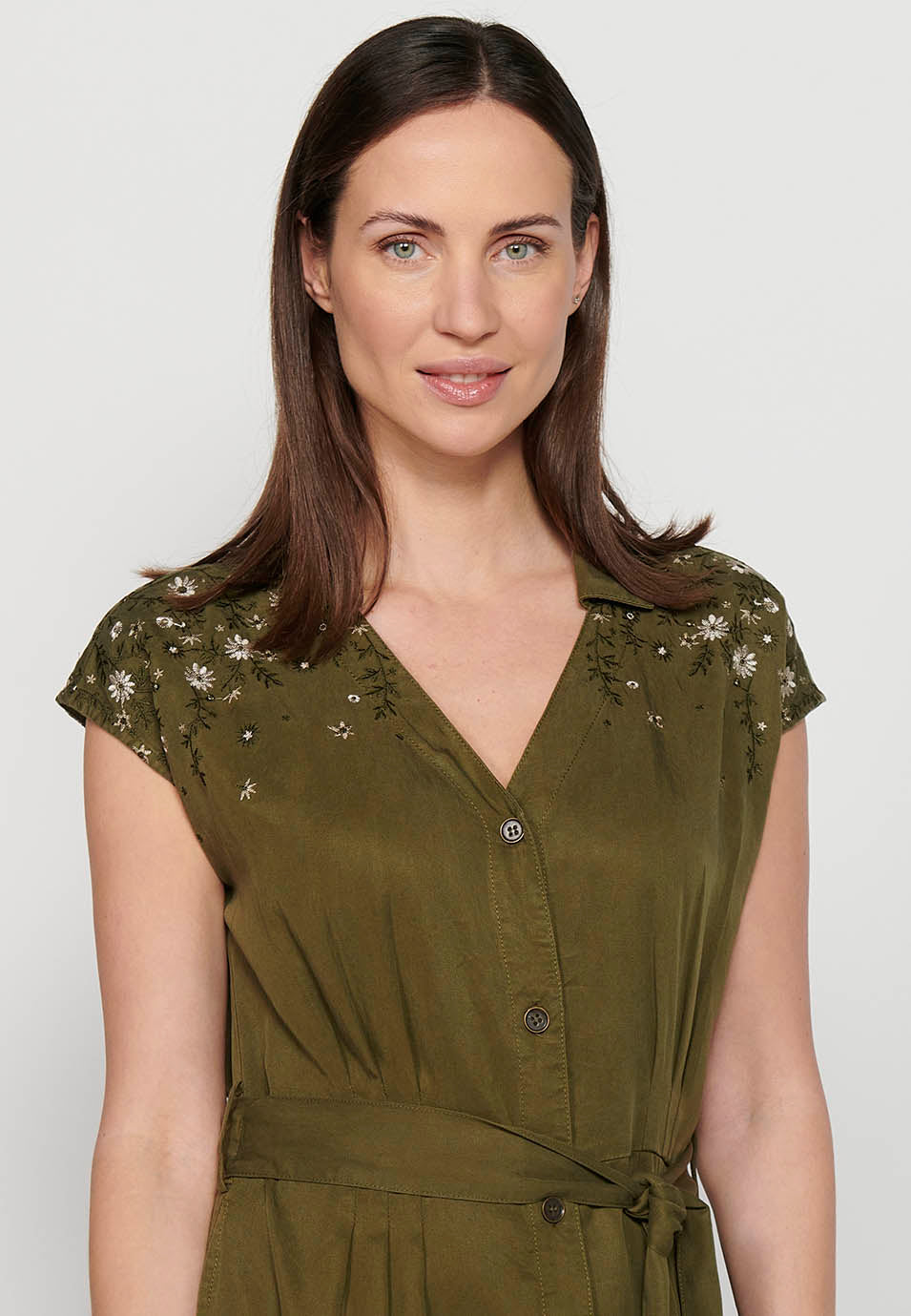 Vestido midi de manga corta con escote pico y cierre delantero con botones, ajustado en cintura con detalles bordados para mujer | moda actual