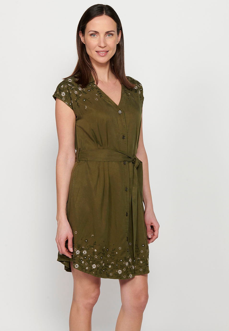 Vestido midi de manga corta con escote pico y cierre delantero con botones, ajustado en cintura con detalles bordados para mujer | moda actual